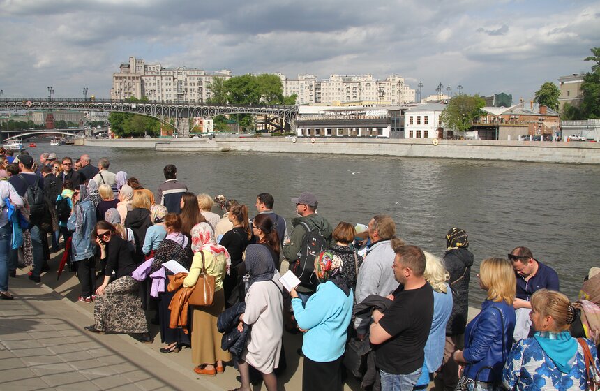 Очередь к мощам Николая Чудотворца в ХХС. Фоторепортаж 13 фото