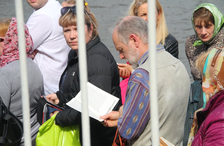 Очередь к мощам Николая Чудотворца в ХХС. Фоторепортаж 12 фото