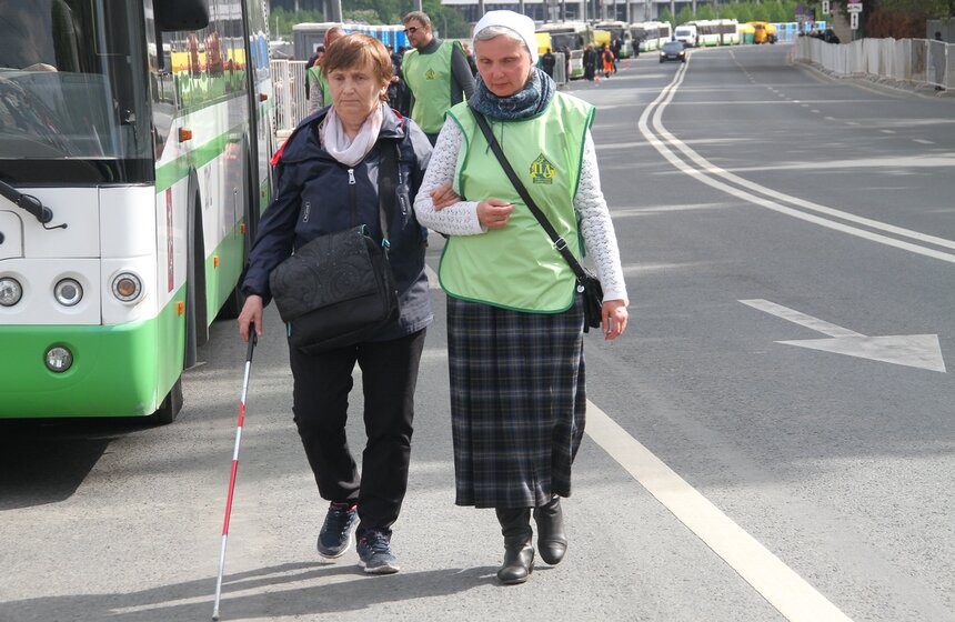 Очередь к мощам Николая Чудотворца в ХХС. Фоторепортаж 14 фото