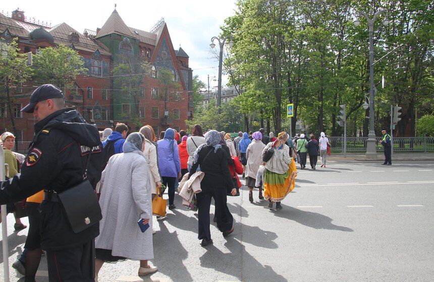 Очередь к мощам Николая Чудотворца в ХХС. Фоторепортаж 17 фото