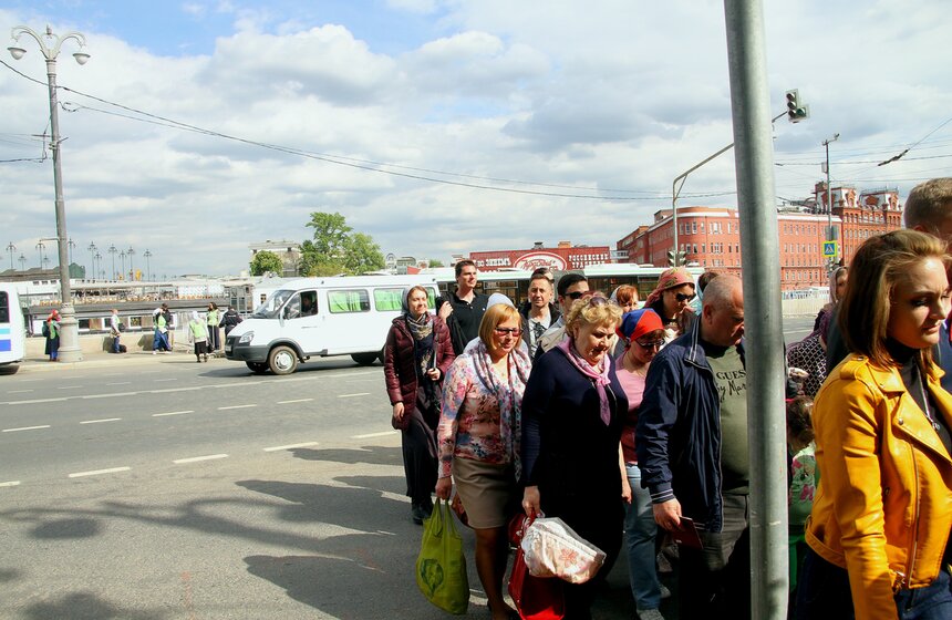 Очередь к мощам Николая Чудотворца в ХХС. Фоторепортаж 19 фото