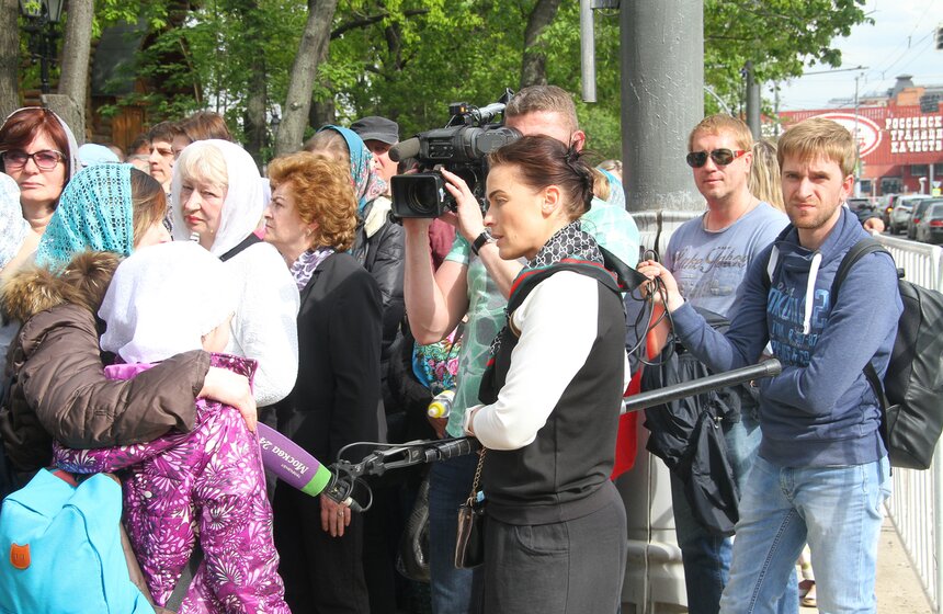 Очередь к мощам Николая Чудотворца в ХХС. Фоторепортаж 22 фото