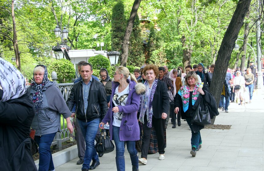 Очередь к мощам Николая Чудотворца в ХХС. Фоторепортаж 23 фото