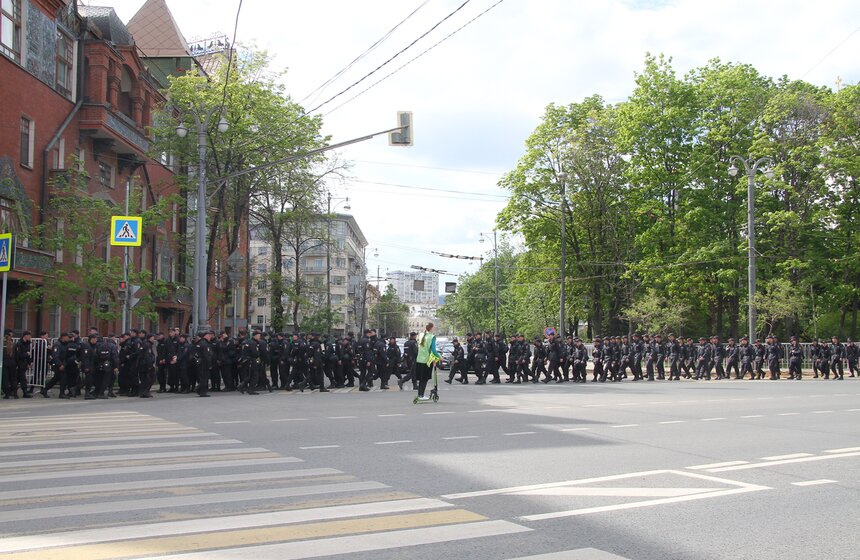 Очередь к мощам Николая Чудотворца в ХХС. Фоторепортаж 16 фото