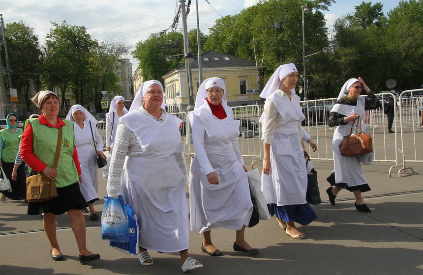 Очередь к мощам Николая Чудотворца в ХХС. Фоторепортаж 27 фото