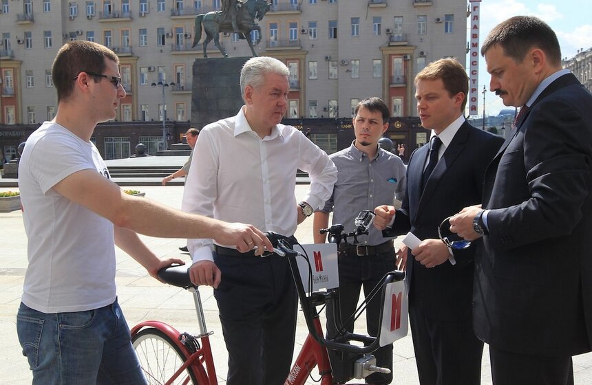 Сергей Собянин осмотрел станцию велопроката в центре Москвы 10 фото