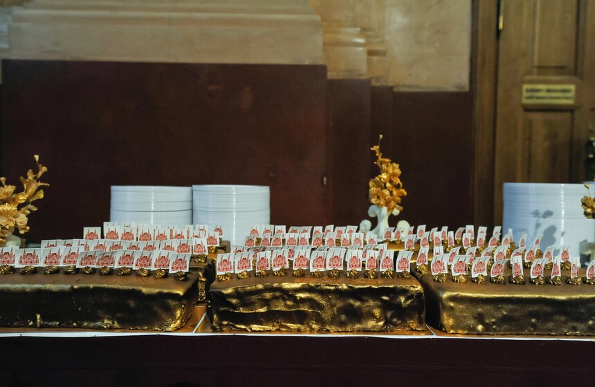 Посетителей Исторического музея угостили золотым тортом 5 фото