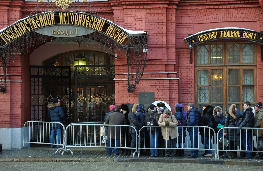 Посетителей Исторического музея угостили золотым тортом 1 фото