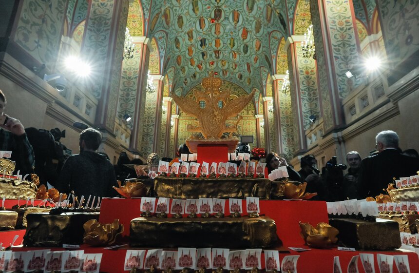 Посетителей Исторического музея угостили золотым тортом 13 фото