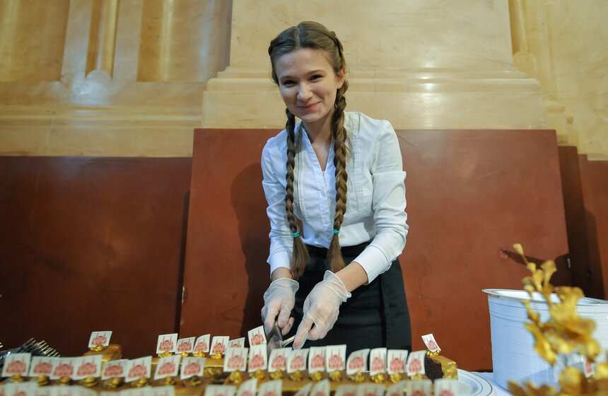 Посетителей Исторического музея угостили золотым тортом 12 фото