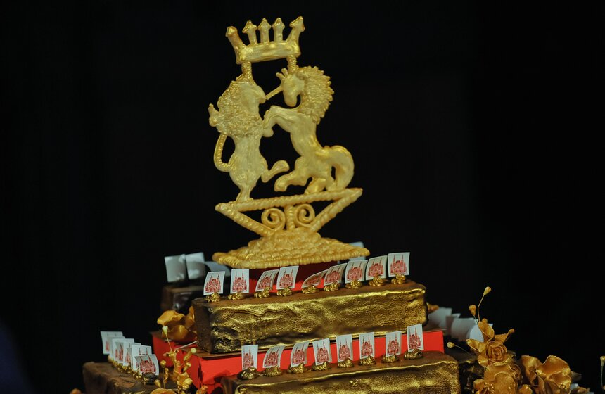 Посетителей Исторического музея угостили золотым тортом 9 фото