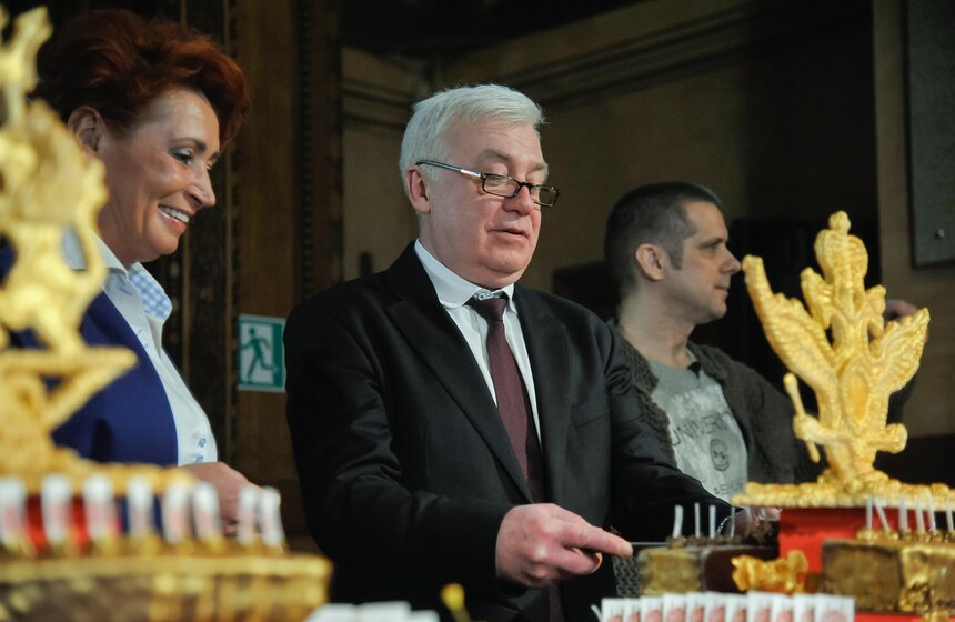 Посетителей Исторического музея угостили золотым тортом 11 фото