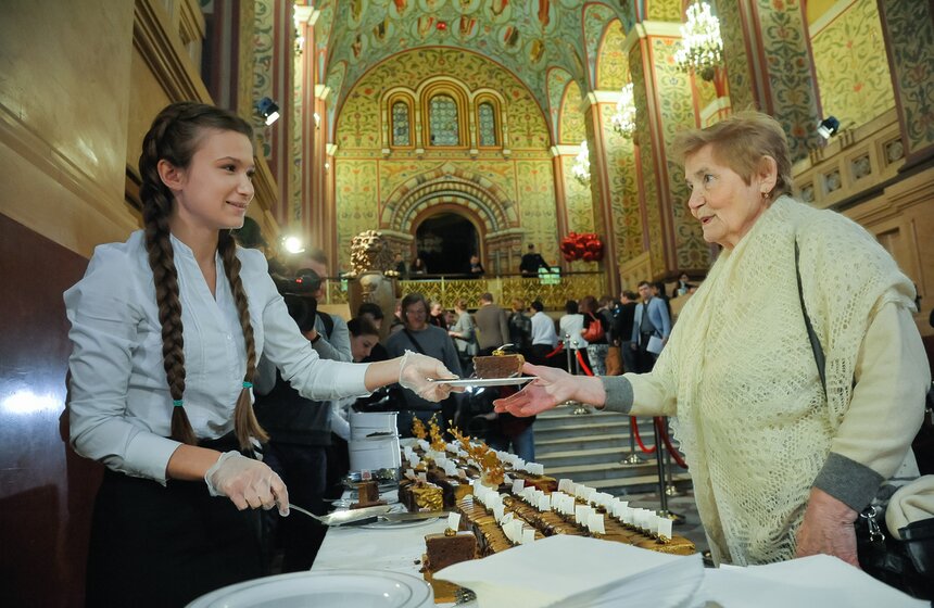Посетителей Исторического музея угостили золотым тортом 21 фото