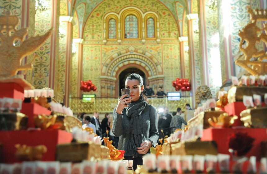 Посетителей Исторического музея угостили золотым тортом 23 фото