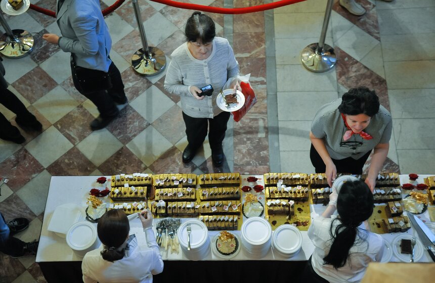 Посетителей Исторического музея угостили золотым тортом 22 фото