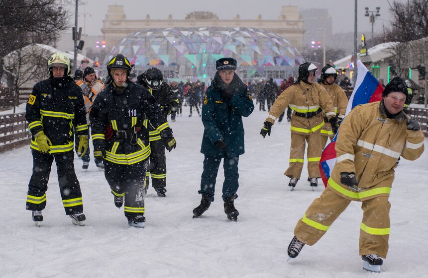 Пожарно-спасательный флешмоб прошел в парке Горького 23 фото