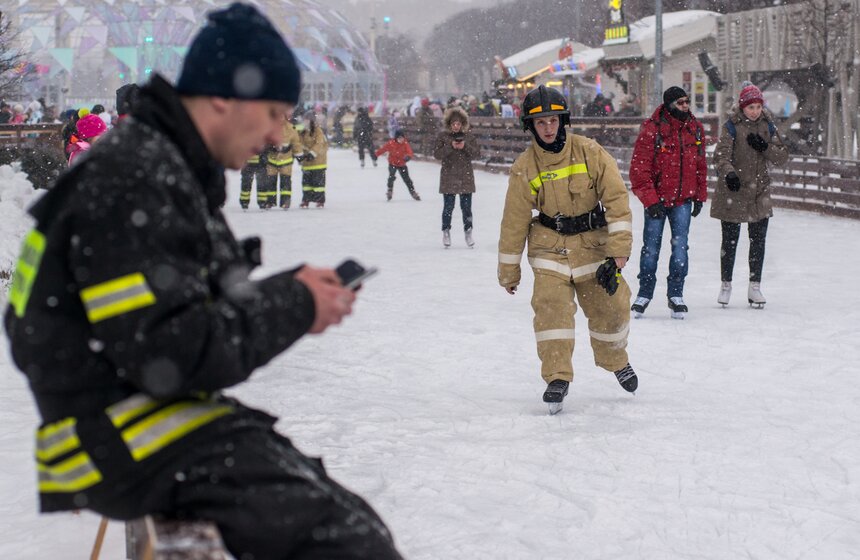 Пожарно-спасательный флешмоб прошел в парке Горького 24 фото