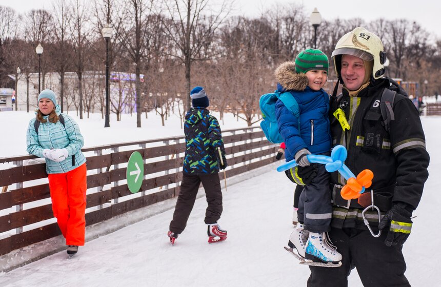 Пожарно-спасательный флешмоб прошел в парке Горького 8 фото