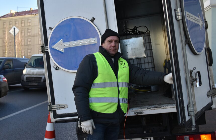 Установка уменьшенных дорожных знаков. Фоторепортаж 5 фото