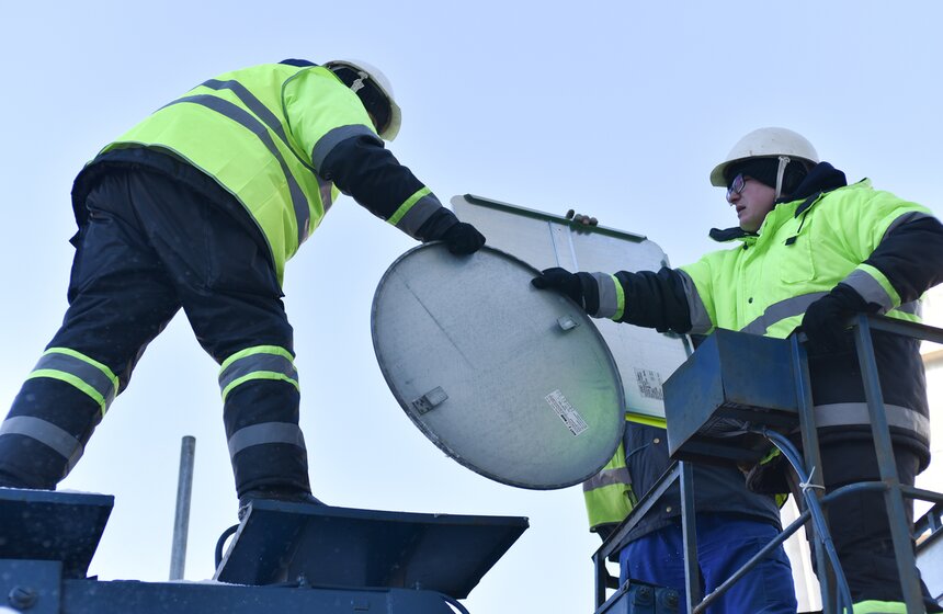 Установка уменьшенных дорожных знаков. Фоторепортаж 2 фото