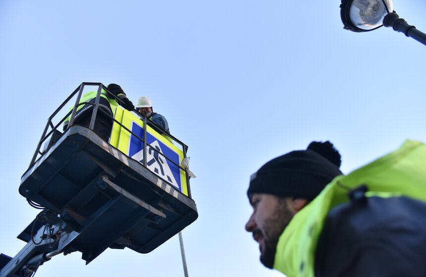 Установка уменьшенных дорожных знаков. Фоторепортаж 3 фото