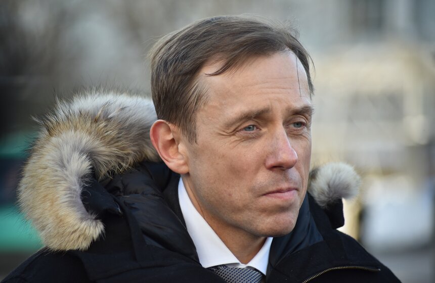 Установка уменьшенных дорожных знаков. Фоторепортаж 9 фото