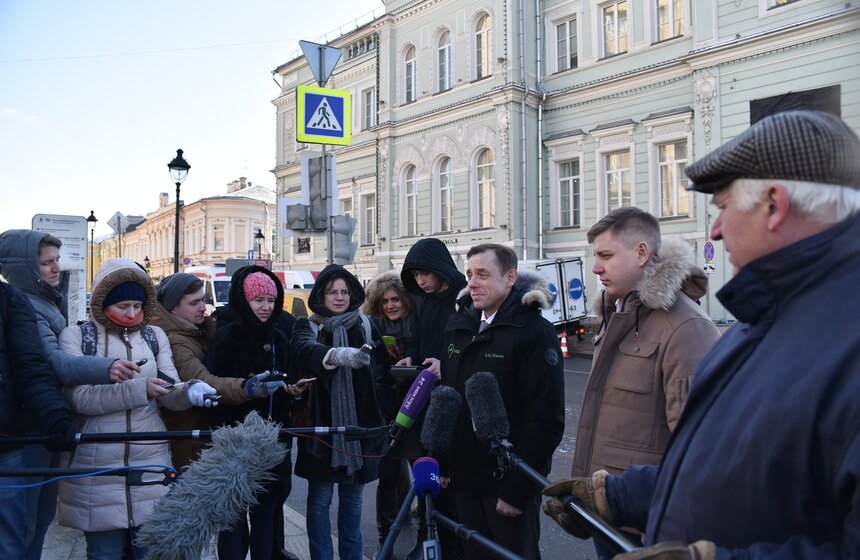 Установка уменьшенных дорожных знаков. Фоторепортаж 8 фото