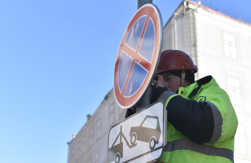 Установка уменьшенных дорожных знаков. Фоторепортаж 14 фото