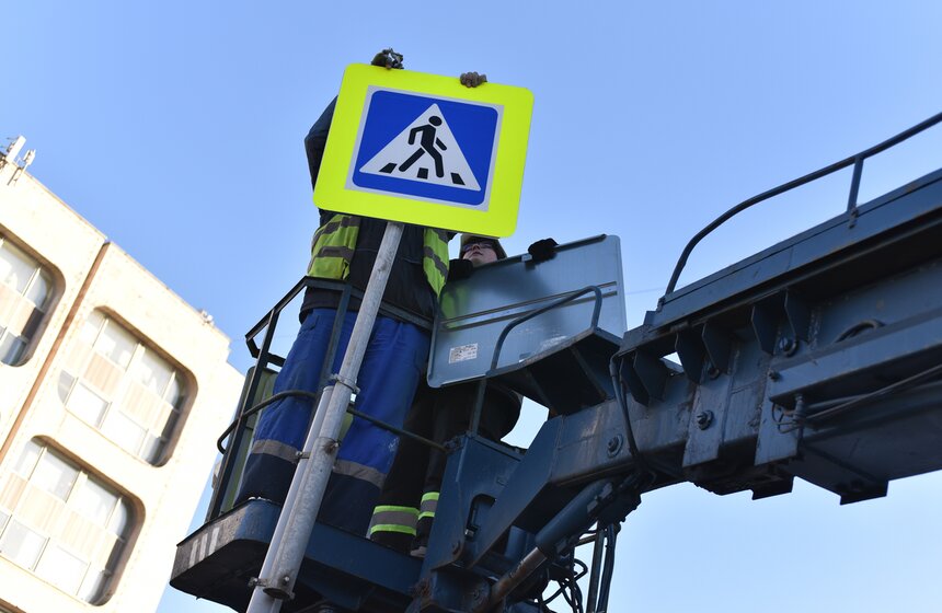 Установка уменьшенных дорожных знаков. Фоторепортаж 6 фото