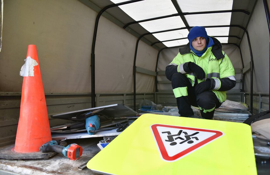 Установка уменьшенных дорожных знаков. Фоторепортаж 18 фото