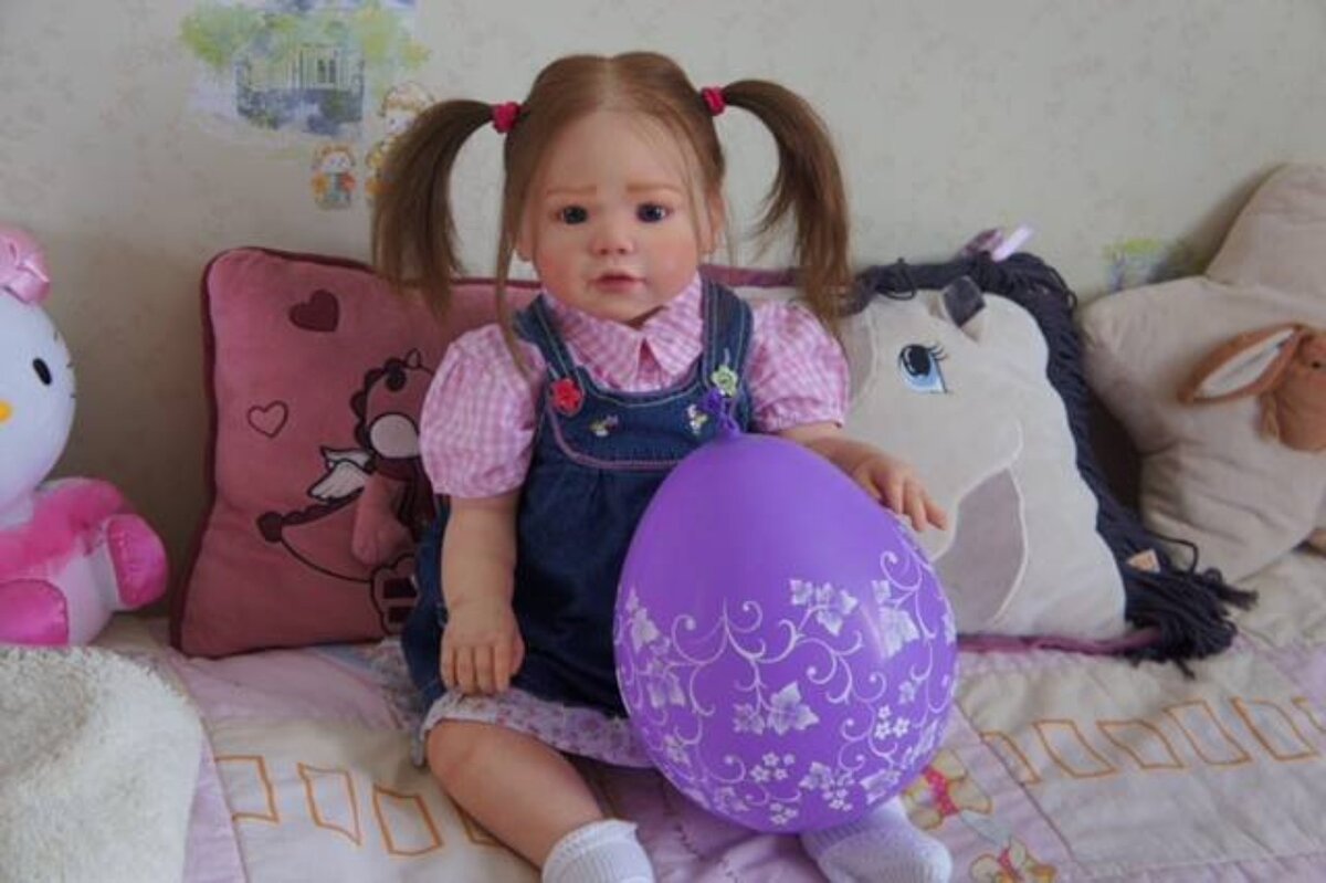 Пупс подарки. Подарили куклу. Куклу похожую на Елизарову Софию. Кукла подаренная Ярославу Дронову картинки.