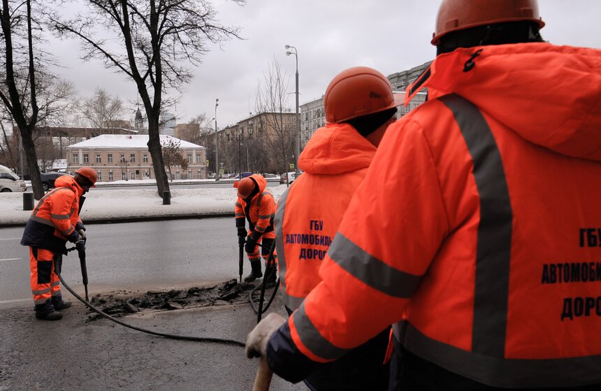 Как делают ремонт дороги в зимний период. Фоторепортаж 2 фото
