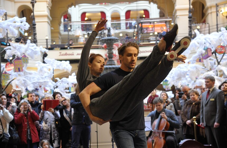 Музыкально-танцевальный перформанс в ГУМе. Фоторепортаж 5 фото