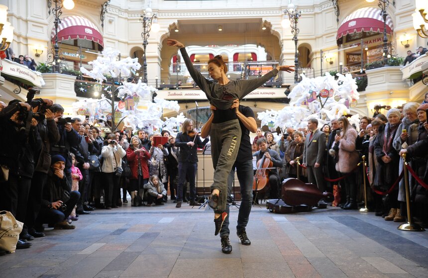 Музыкально-танцевальный перформанс в ГУМе. Фоторепортаж 4 фото