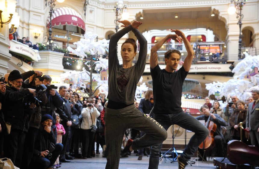 Музыкально-танцевальный перформанс в ГУМе. Фоторепортаж 3 фото