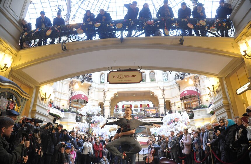 Музыкально-танцевальный перформанс в ГУМе. Фоторепортаж 11 фото
