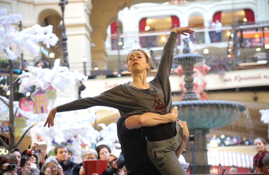 Музыкально-танцевальный перформанс в ГУМе. Фоторепортаж 7 фото