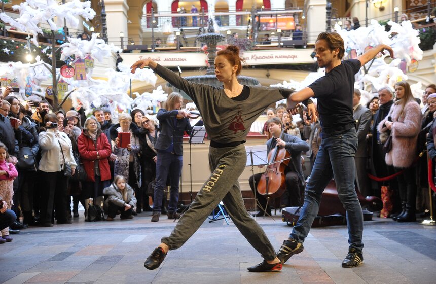 Музыкально-танцевальный перформанс в ГУМе. Фоторепортаж 9 фото