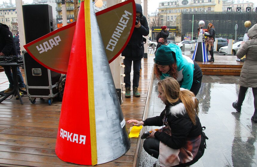Арт-перформанс "Масленицы в стиле авангард" на Новом Арбате 7 фото