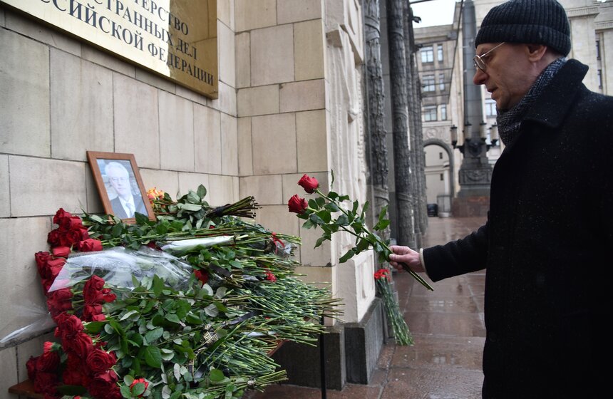 Москвичи почтили память Виталия Чуркина 16 фото