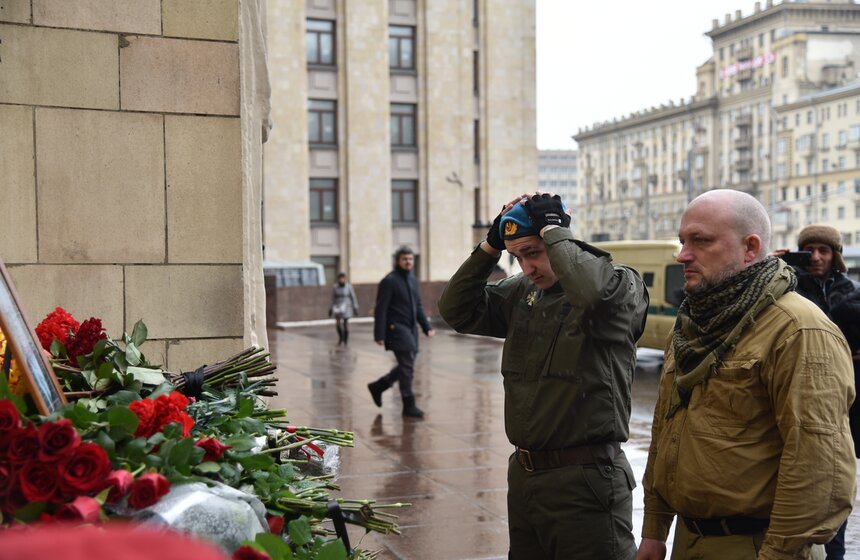 Москвичи почтили память Виталия Чуркина 19 фото