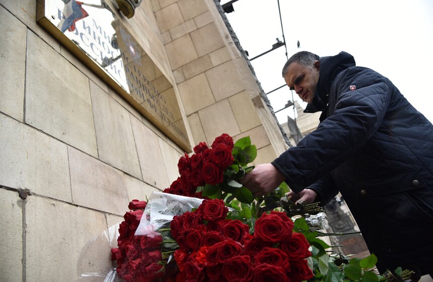 Москвичи почтили память Виталия Чуркина 9 фото