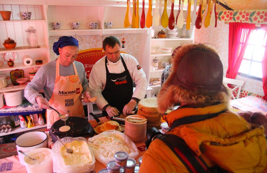 "Москва 24" накормила гостей и жителей столицы блинами. Фото 15 фото
