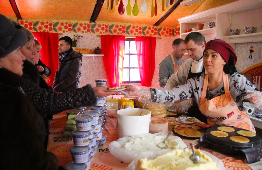 "Москва 24" накормила гостей и жителей столицы блинами. Фото 18 фото