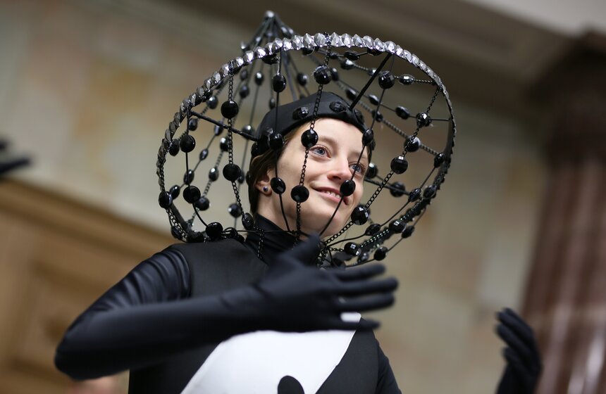 Костюмированный перформанс "Золотая маска в городе". Фото 5 фото