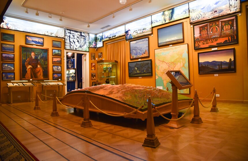 Выставка "Священные вершины" открылась в музее Рериха 13 фото