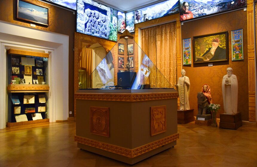 Выставка "Священные вершины" открылась в музее Рериха 16 фото