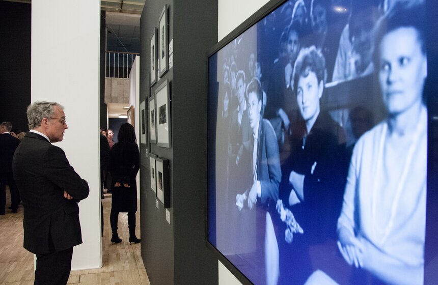 Эпоха советской истории на выставке "Оттепель" 24 фото