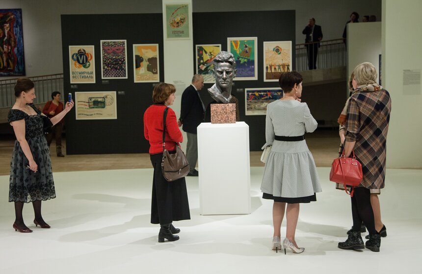 Эпоха советской истории на выставке "Оттепель" 37 фото