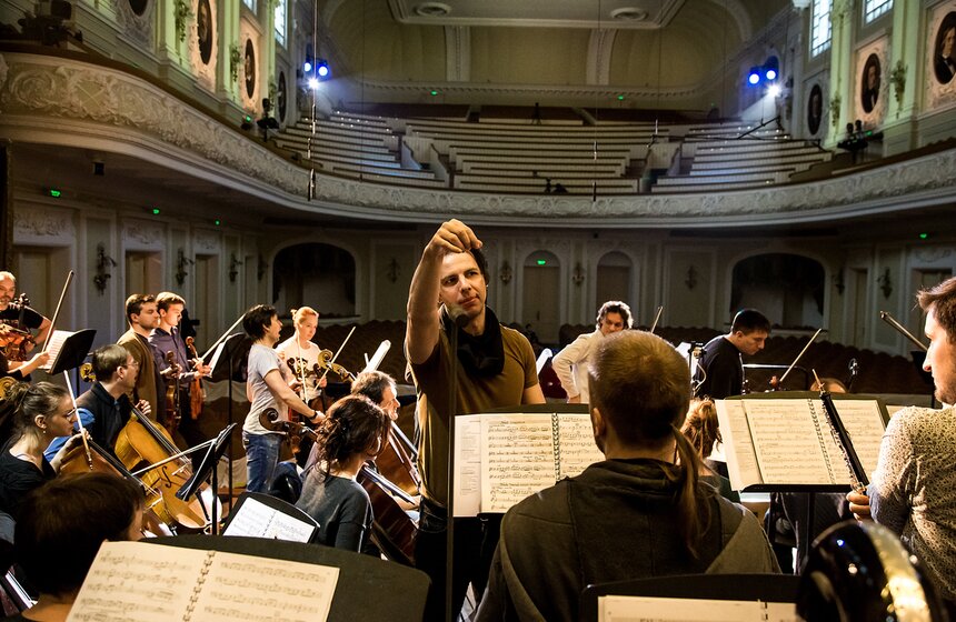 Теодор Курентзис и оркестр MusicAeterna репетируют "Золушку" 14 фото